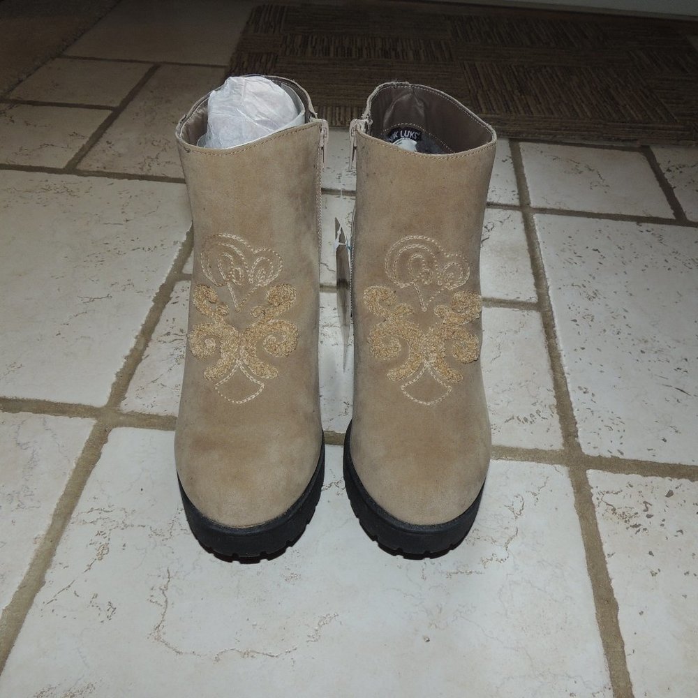 Muk Luks | Boots w/detail NWT Size 7